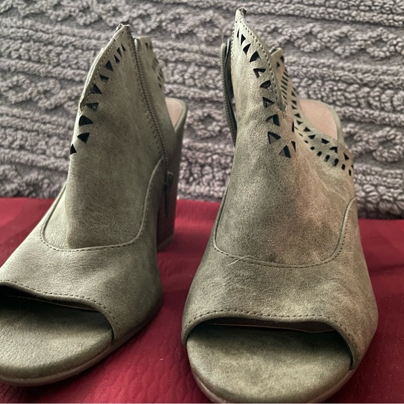 Indigo Rd. Women's Open Toe Heels - Picture 3 of 4